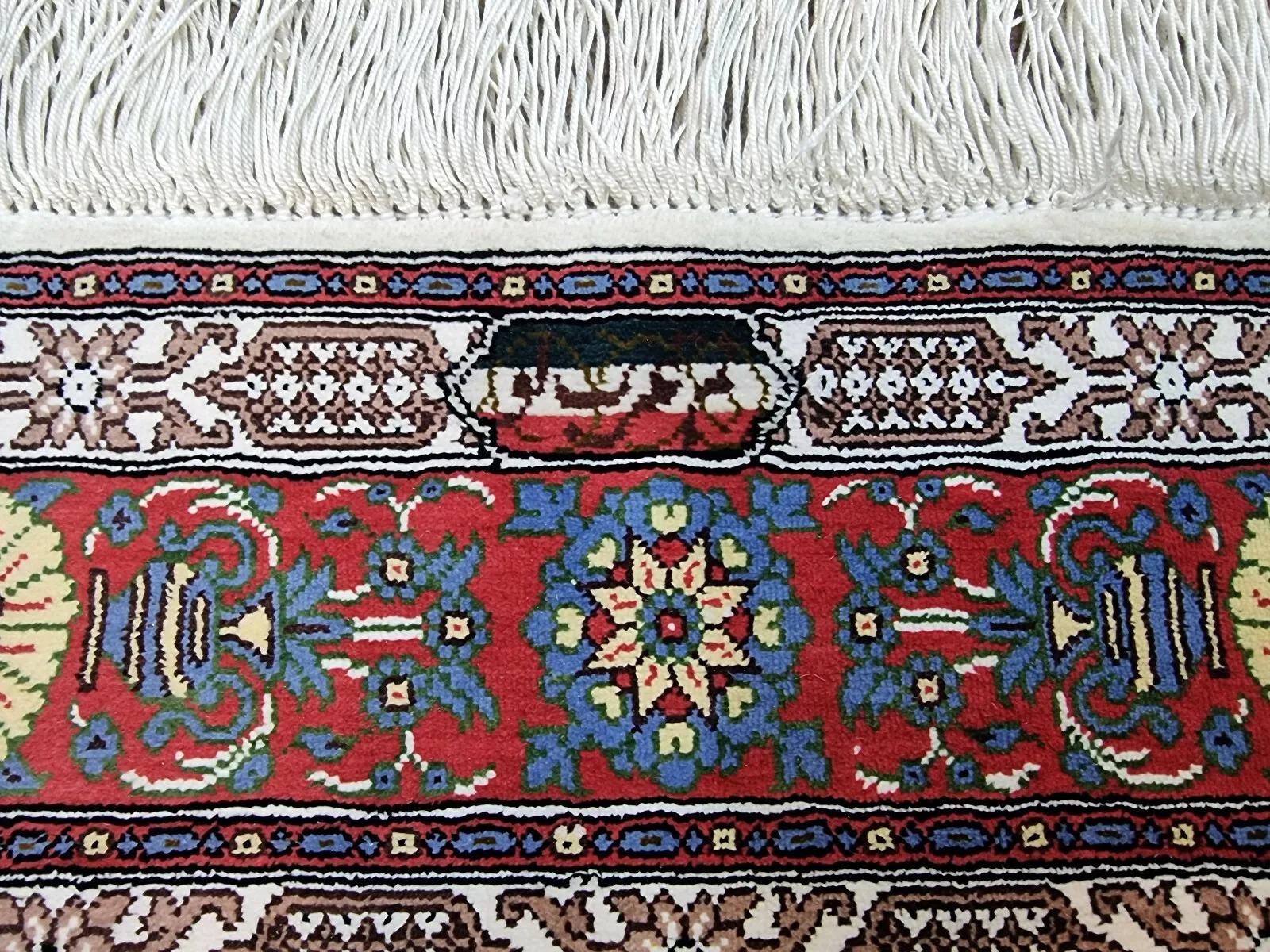 Handgefertigter persischer Qum-Seidenteppich im Vintage-Stil 1,9' x 2,9' 1980er Jahre - 1D165 (Ende des 20. Jahrhunderts) im Angebot
