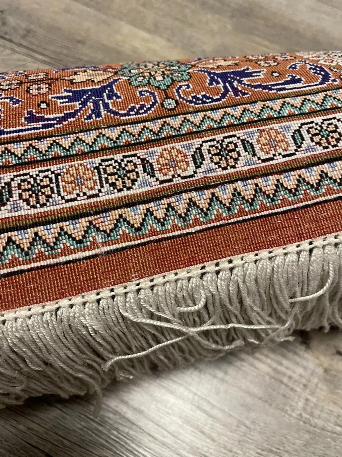 Dieser exquisite, handgefertigte persische Qum-Teppich aus den 1950er Jahren ist ein Beispiel für feinste Seidenkunst. Mit den Maßen 2,6 Fuß x 3,7 Fuß (78 cm x 114 cm) ist dieser Teppich in gutem Zustand, was seine dauerhafte Schönheit und Eleganz