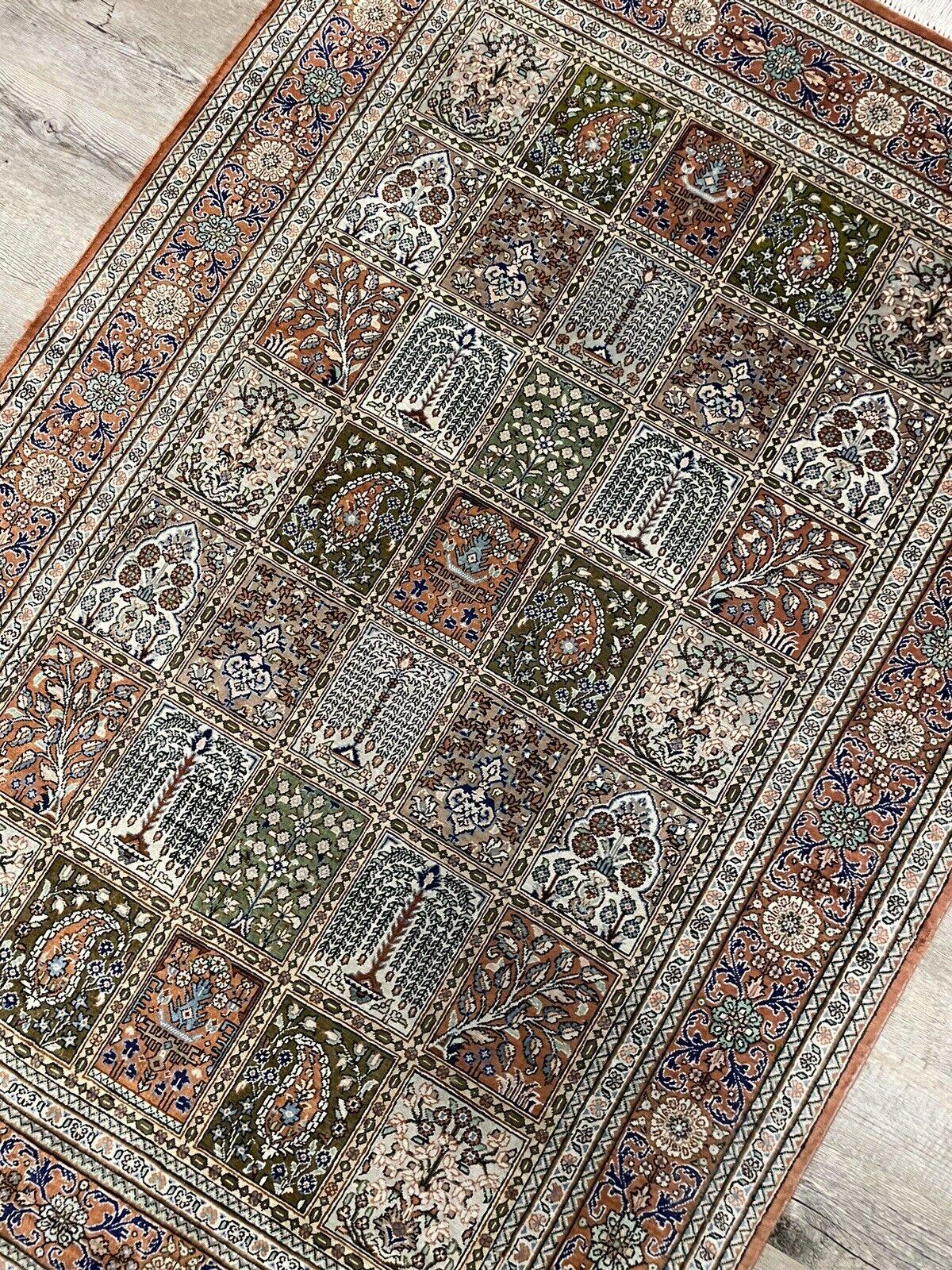 Handgefertigte Vintage Persisch Qum Seidenteppich 2,6' x 3,7', 1950er Jahre - 1N49 (Handgewebt) im Angebot