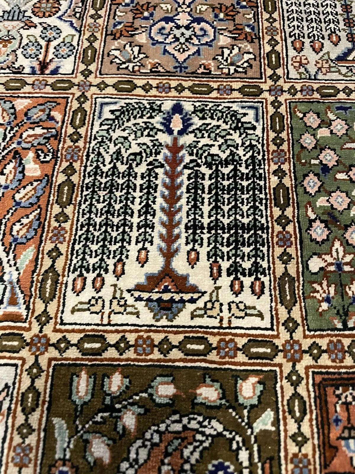 Handgefertigte Vintage Persisch Qum Seidenteppich 2,6' x 3,7', 1950er Jahre - 1N49 im Zustand „Gut“ im Angebot in Bordeaux, FR