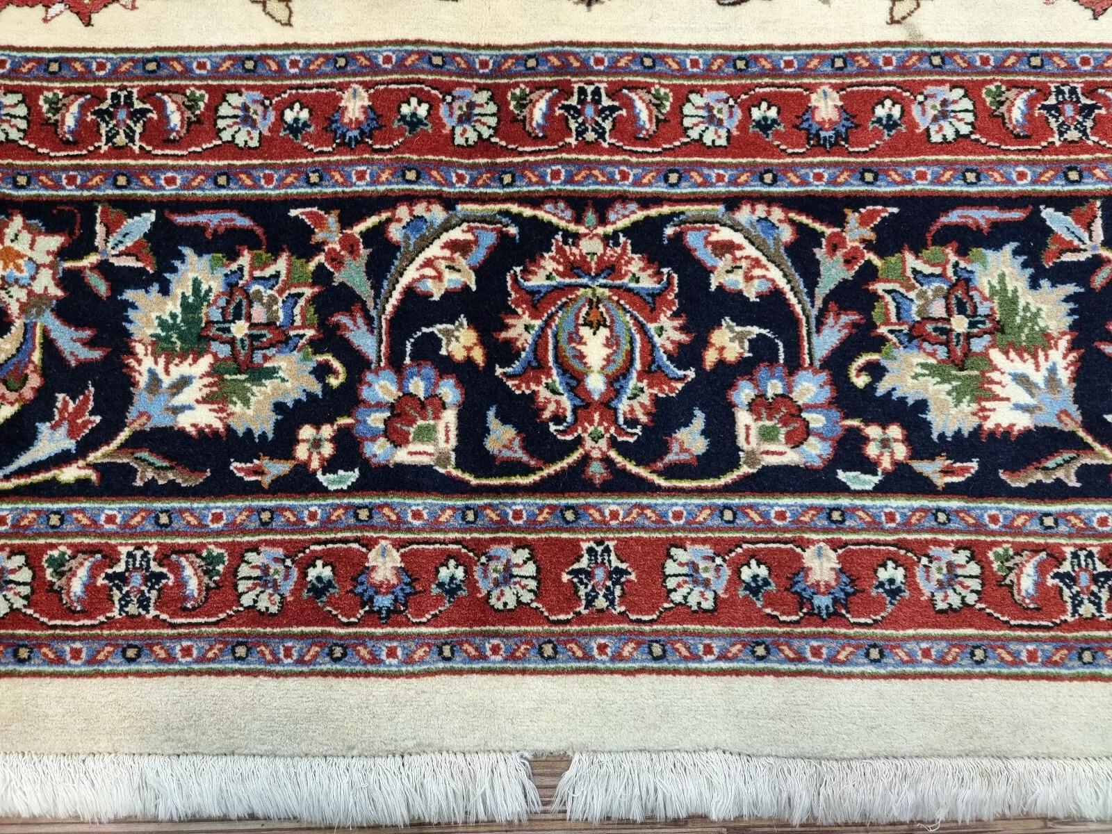 Questo squisito tappeto persiano Sarough degli anni '70 mette in mostra l'artigianato tradizionale, mescolando lana lussuosa con riflessi di seta per un'esperienza visiva e tattile straordinaria. Pulito professionalmente e in ottime condizioni,