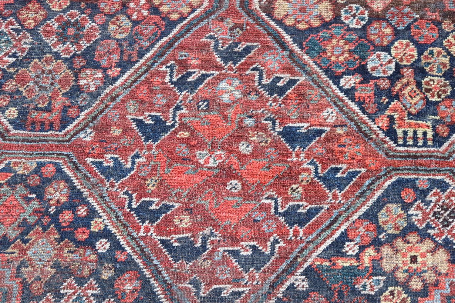 Handgefertigter persischer Shiraz-Teppich im Vintage-Stil, 1950er Jahre im Zustand „Gut“ im Angebot in Casale Monferrato, IT