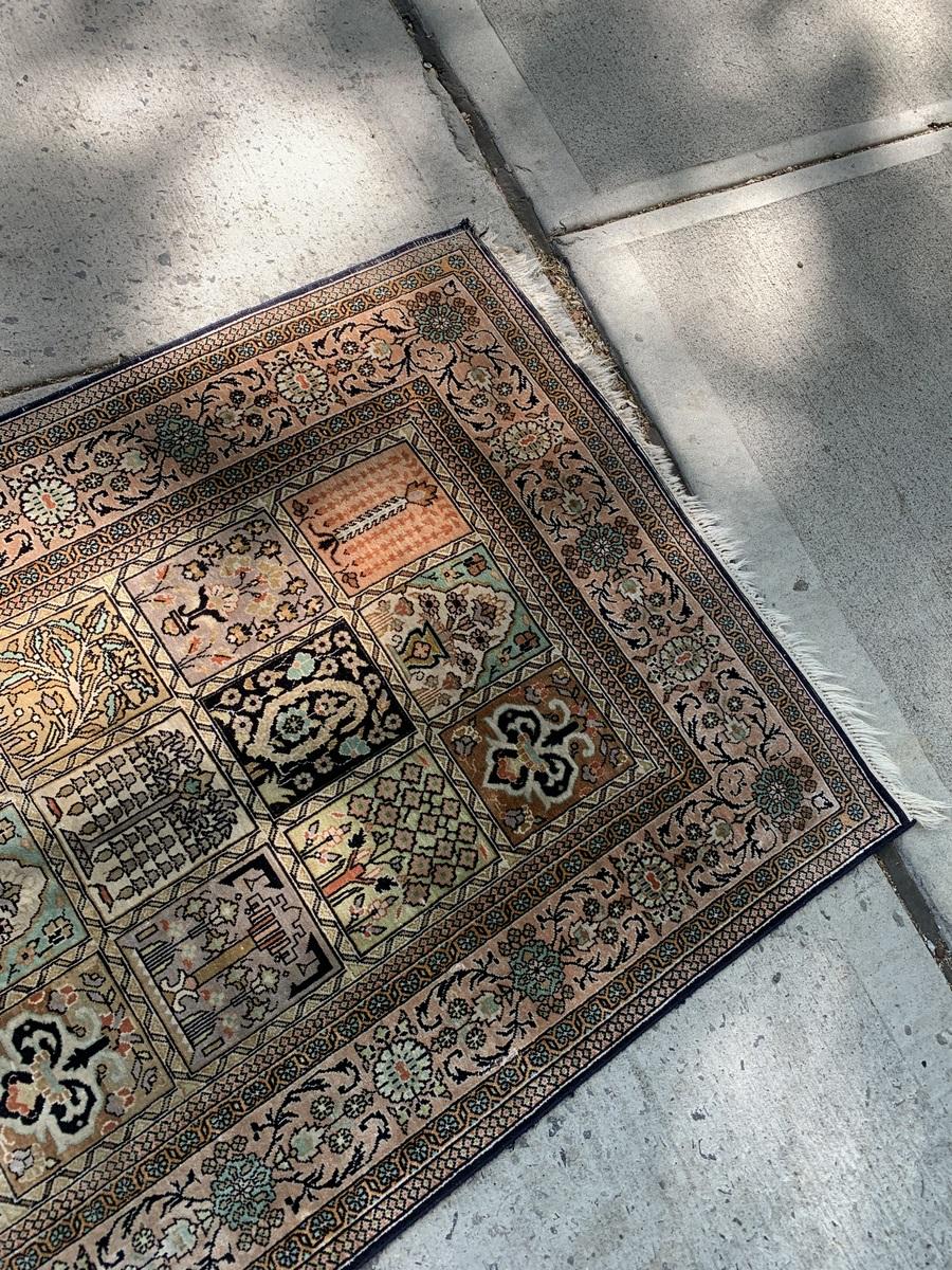 Questo tappeto persiano Qum vintage degli anni '60 è un notevole esempio di artigianato persiano, interamente tessuto in seta pregiata. Presenta motivi intricati, colori vivaci e texture lussuose, che lo rendono un pezzo forte per i collezionisti o