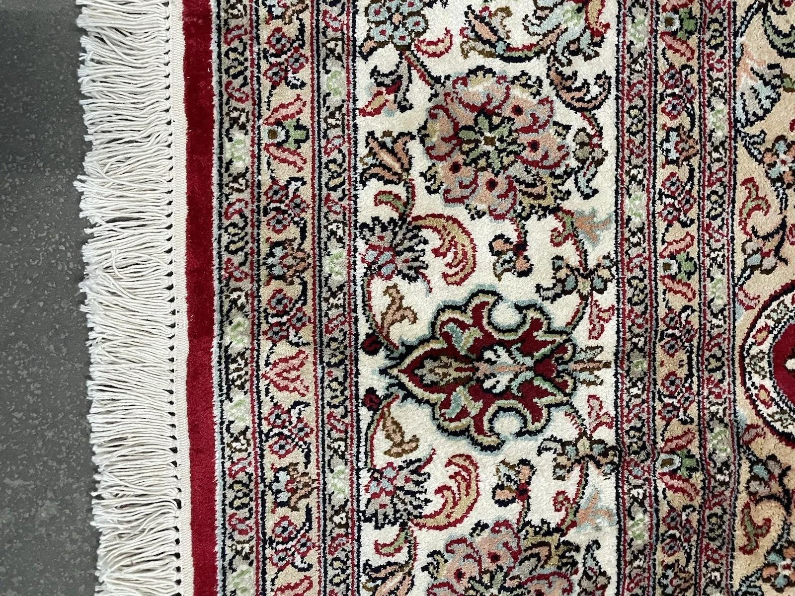 Lujoso Arte: Alfombra vintage de seda persa Qum hecha a mano
Deléitate con la exquisita belleza de esta alfombra de seda persa Qum vintage hecha a mano, testimonio del incomparable arte de los maestros tejedores de Qum, que data de la década de