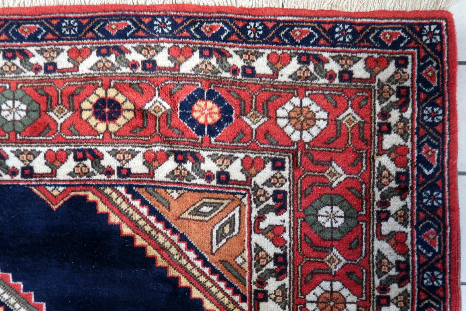 Handgefertigter Afshar-Teppich im persischen Vintage-Stil aus den 1950er Jahren. Dieses exquisite Stück mit den Maßen 198 cm x 302 cm (6,4 Fuß x 9,9 Fuß) vermittelt ein Gefühl von Ehrfurcht und Tradition.

Beschreibung des Produkts:
Design/One