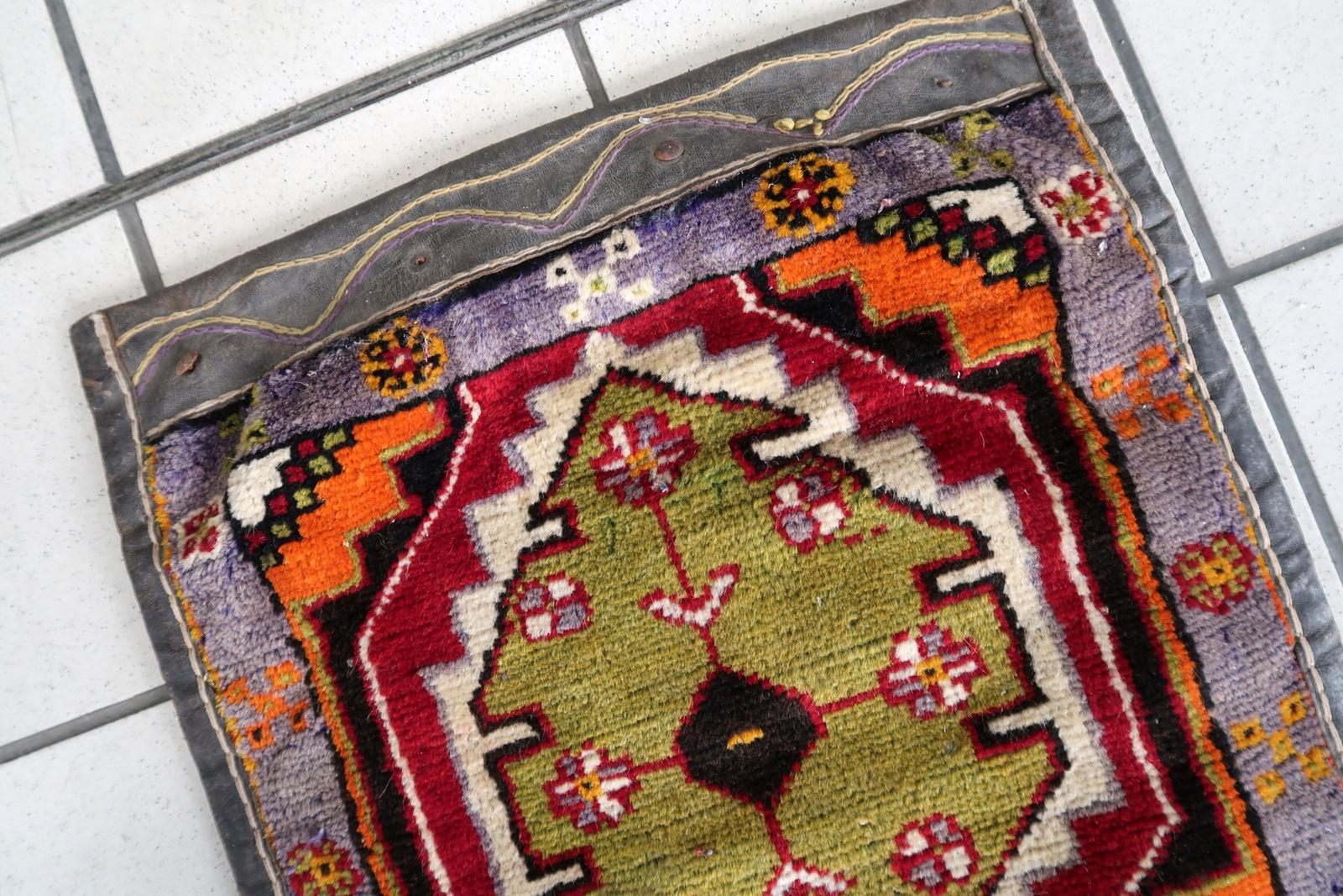 Diese handgefertigte Satteltasche im persischen Vintage-Stil von Afshar ist ein fesselndes Stück aus den 1940er Jahren. Mit den Maßen 1,3' x 4,1' (42cm x 127cm) zeichnet es sich durch aufwändige Handwerkskunst und einzigartigen Charakter aus.
