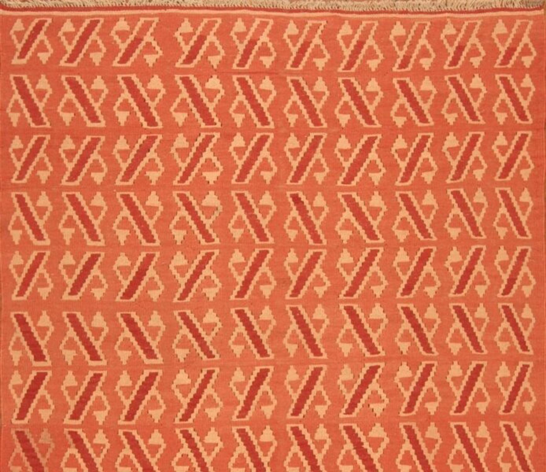 Handgefertigter Vintage Persian Style Ardabil Kilim Teppich (5' x 6.7')

Treten Sie ein in das Reich der persischen Kunst mit unserem handgefertigten Ardabil-Kilim-Teppich im persischen Vintage-Stil. Dieser in den 1970er Jahren gefertigte