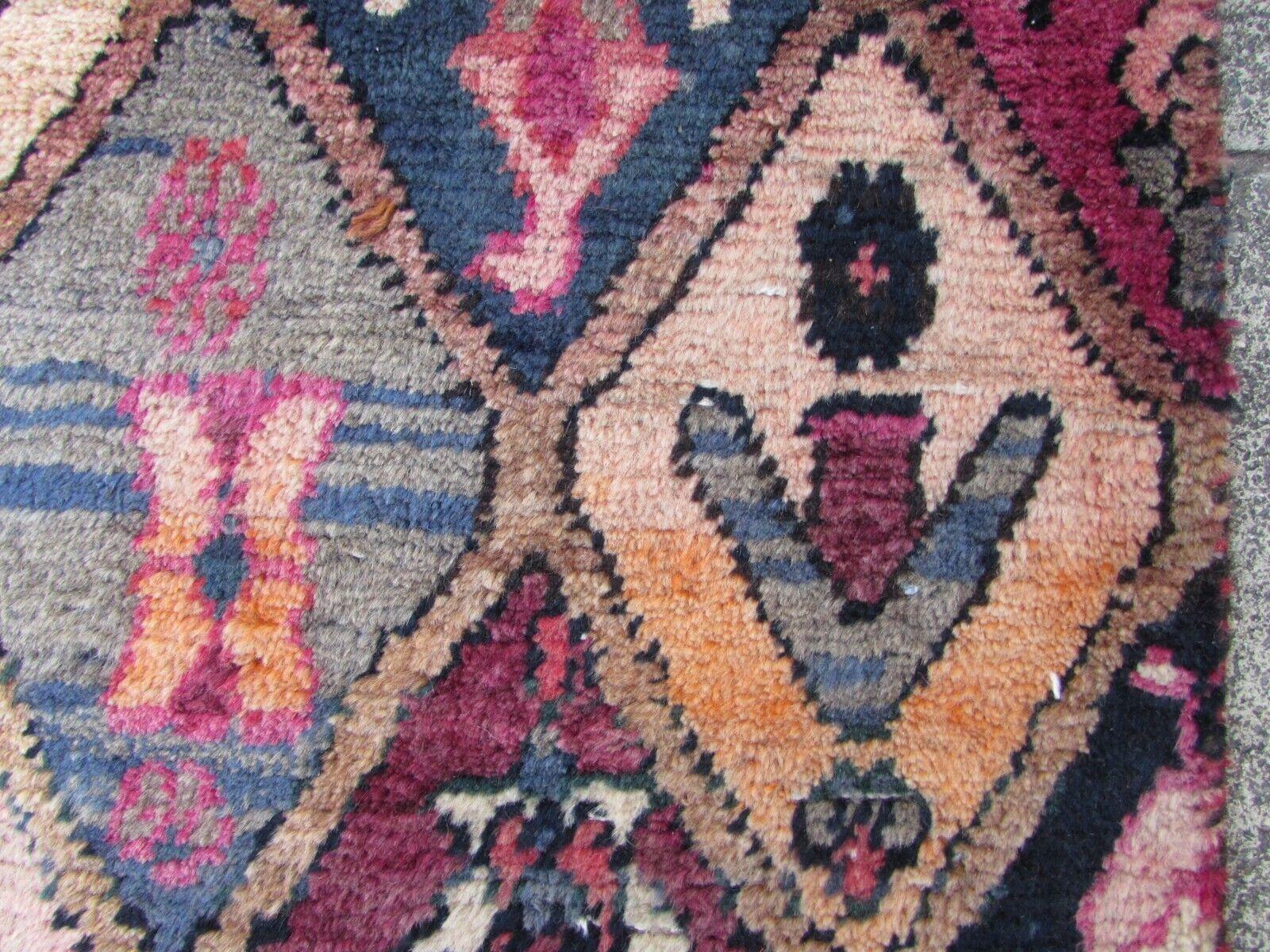 Handmade Vintage Persian Style Bakhtiari Runner Rug 3.3' x 8.5', 1970s, 1Q59 In Good Condition For Sale In Bordeaux, FR