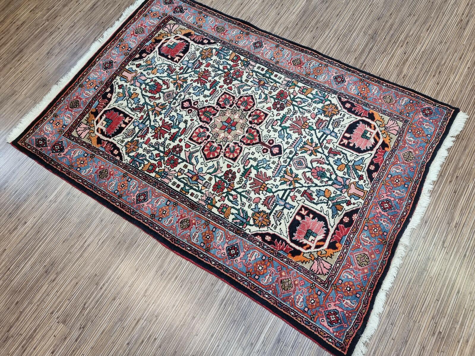 Handgefertigter Vintage Persian Style Bidjar Teppich 3.4' x 5', 1970er, guter Zustand, Wolle

Verwandeln Sie Ihren Raum mit diesem handgefertigten Bidjar-Teppich im persischen Vintage-Stil. Dieser atemberaubende Teppich wurde in den 1970er Jahren