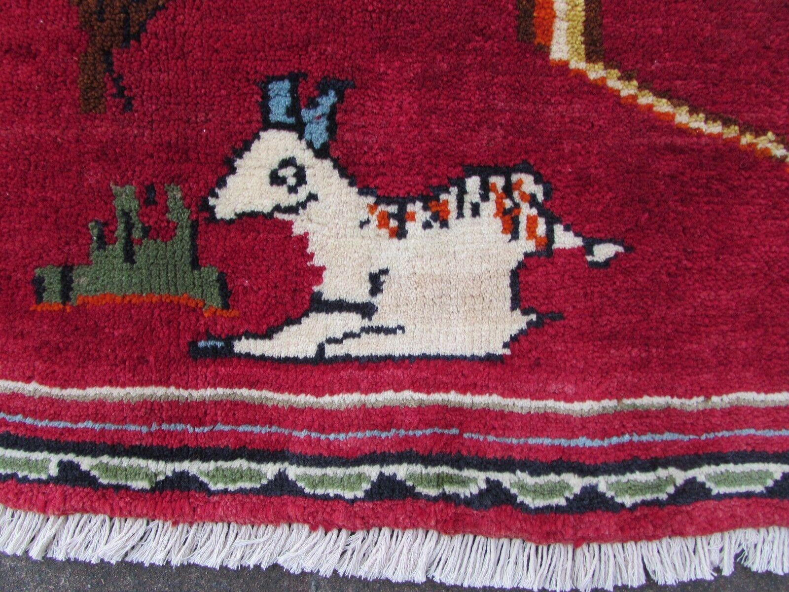 Handgefertigter roter Gabbeh-Teppich im persischen Vintage-Stil 4.1' x 5.3', 1970er Jahre, 1Q60 im Angebot 3