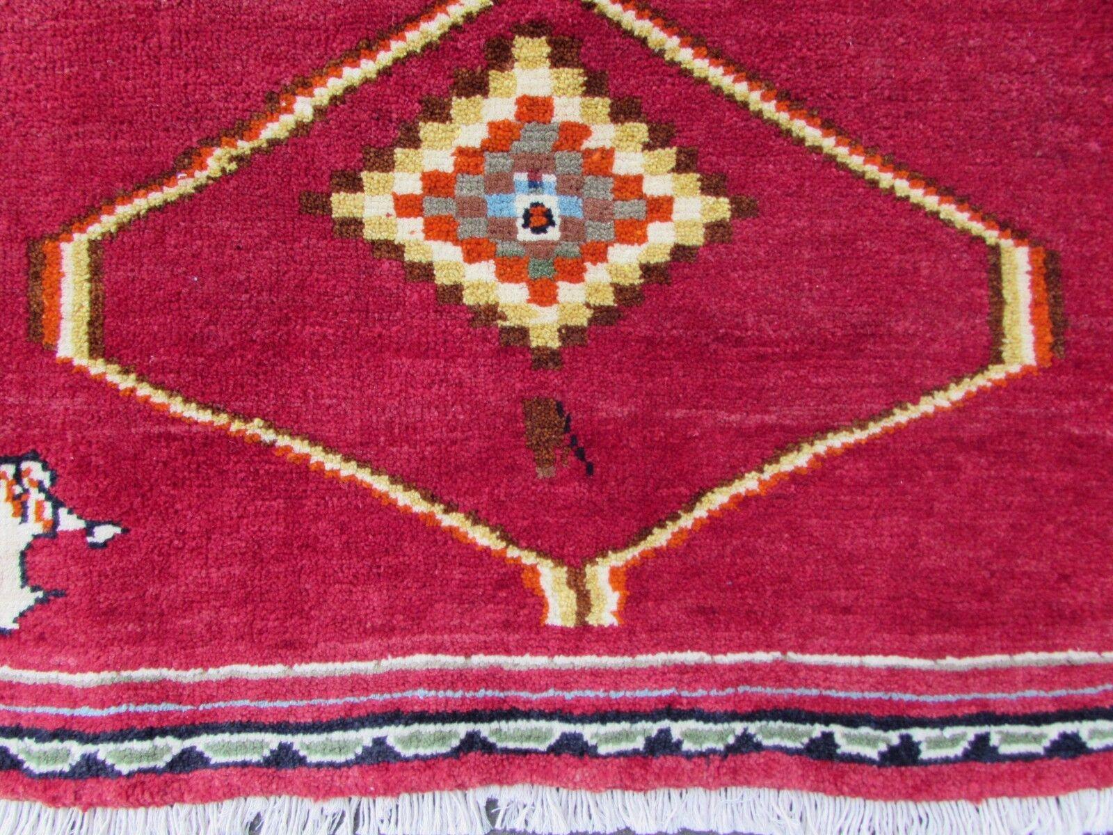 Handgefertigter roter Gabbeh-Teppich im persischen Vintage-Stil 4.1' x 5.3', 1970er Jahre, 1Q60 im Angebot 4