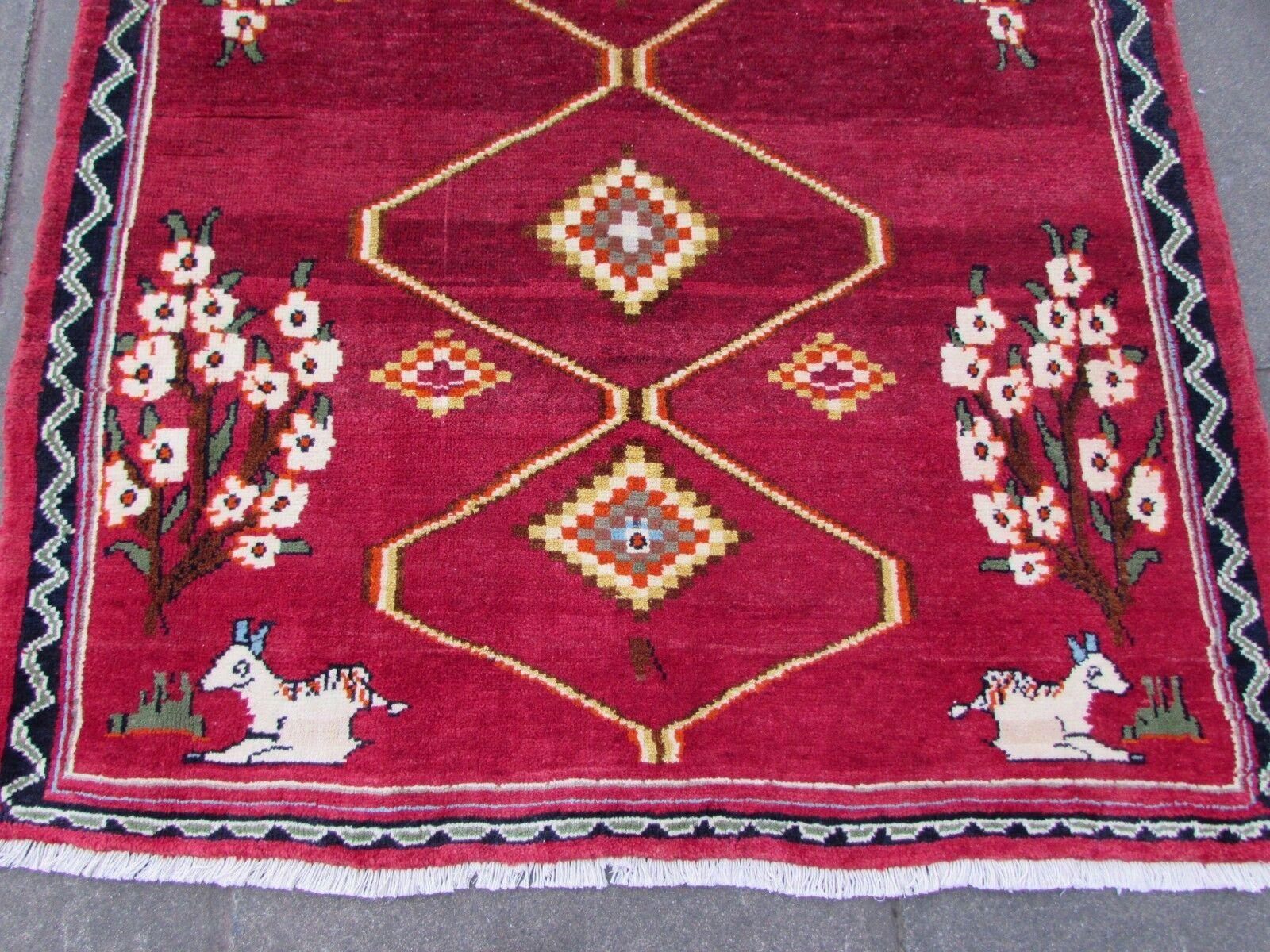 Français Tapis rouge Gabbeh de style persan vintage fait à la main 4,1' x 5,3', 1970, 1Q60