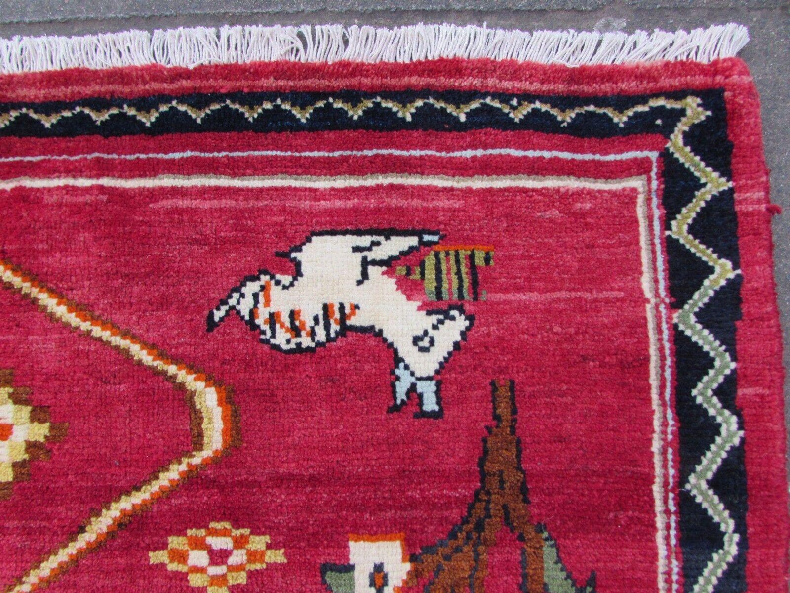 Noué à la main Tapis rouge Gabbeh de style persan vintage fait à la main 4,1' x 5,3', 1970, 1Q60