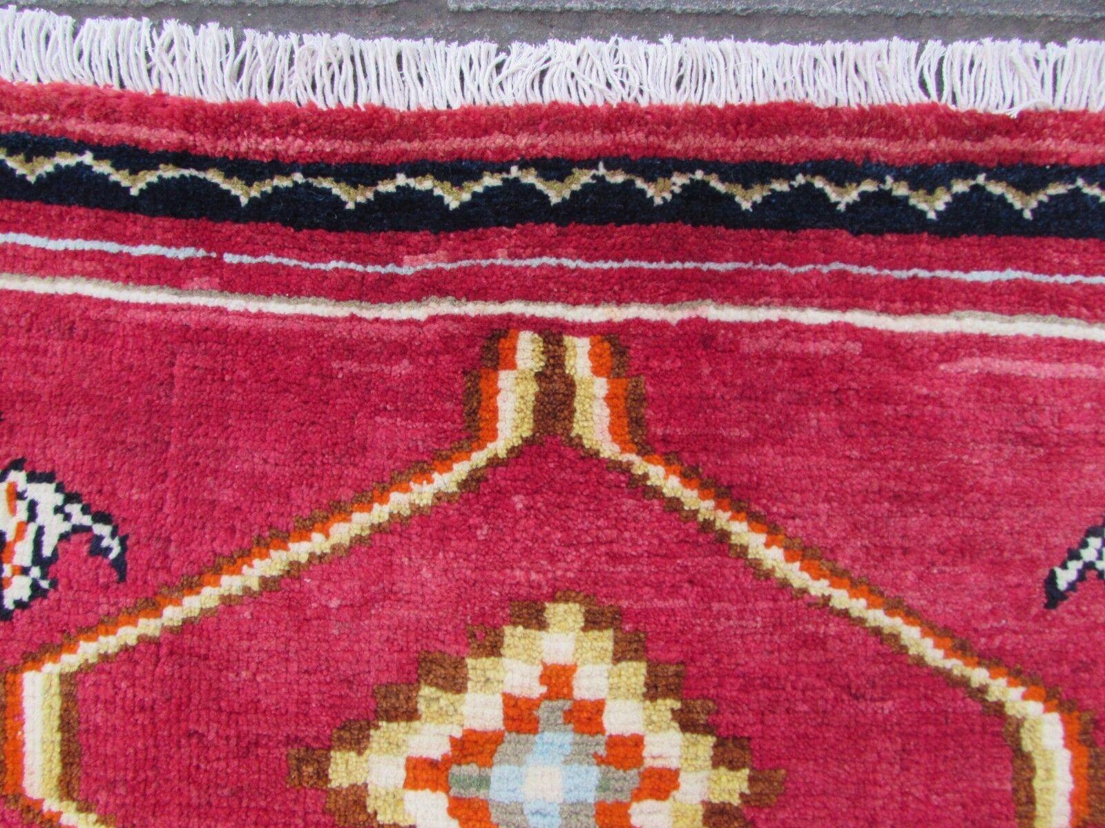 Handgefertigter roter Gabbeh-Teppich im persischen Vintage-Stil 4.1' x 5.3', 1970er Jahre, 1Q60 im Zustand „Gut“ im Angebot in Bordeaux, FR