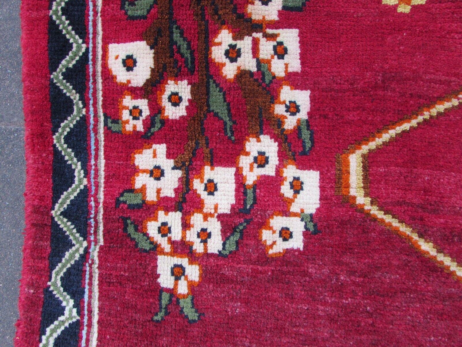 Handgefertigter roter Gabbeh-Teppich im persischen Vintage-Stil 4.1' x 5.3', 1970er Jahre, 1Q60 (Ende des 20. Jahrhunderts) im Angebot