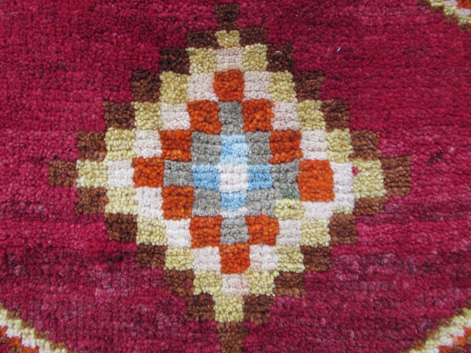 Handgefertigter roter Gabbeh-Teppich im persischen Vintage-Stil 4.1' x 5.3', 1970er Jahre, 1Q60 (Wolle) im Angebot