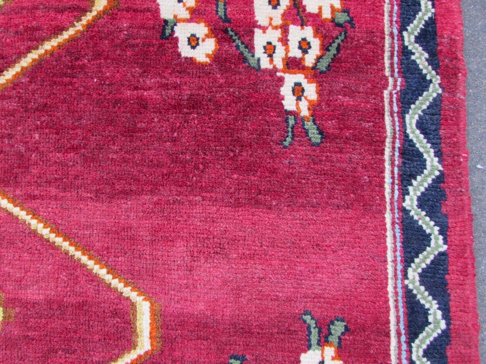 Handgefertigter roter Gabbeh-Teppich im persischen Vintage-Stil 4.1' x 5.3', 1970er Jahre, 1Q60 im Angebot 1