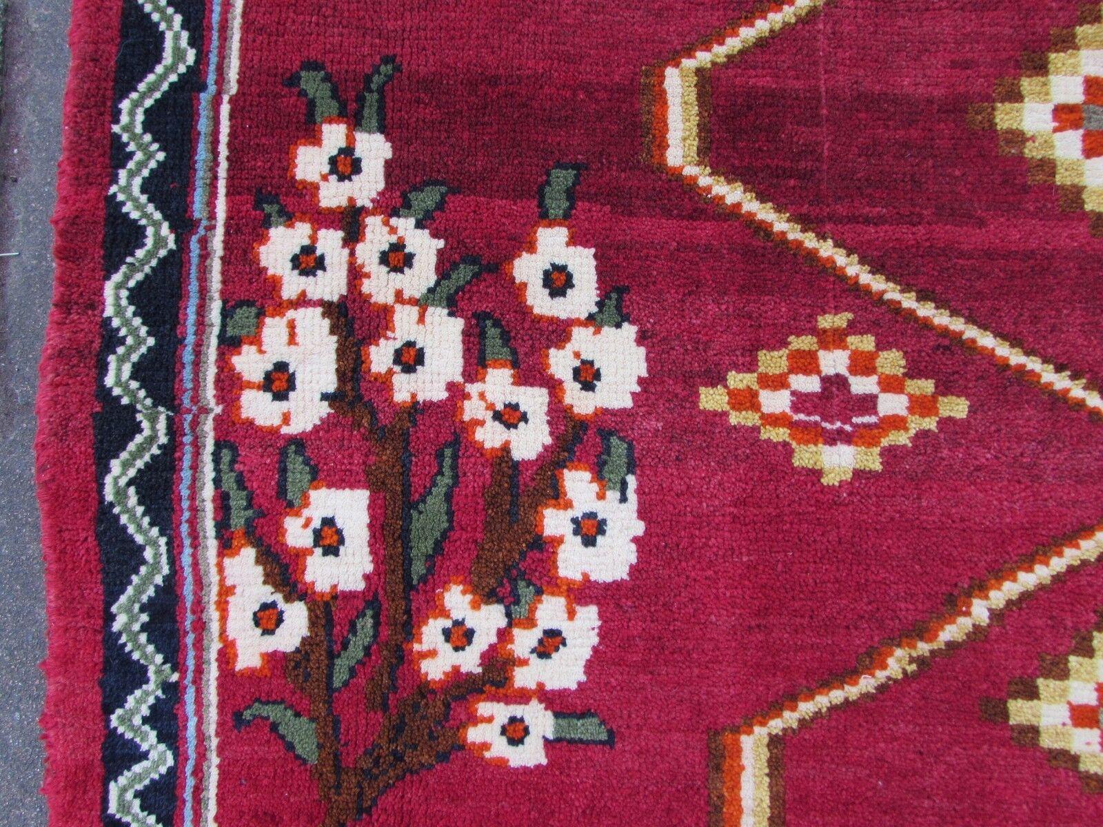 Handgefertigter roter Gabbeh-Teppich im persischen Vintage-Stil 4.1' x 5.3', 1970er Jahre, 1Q60 im Angebot 2