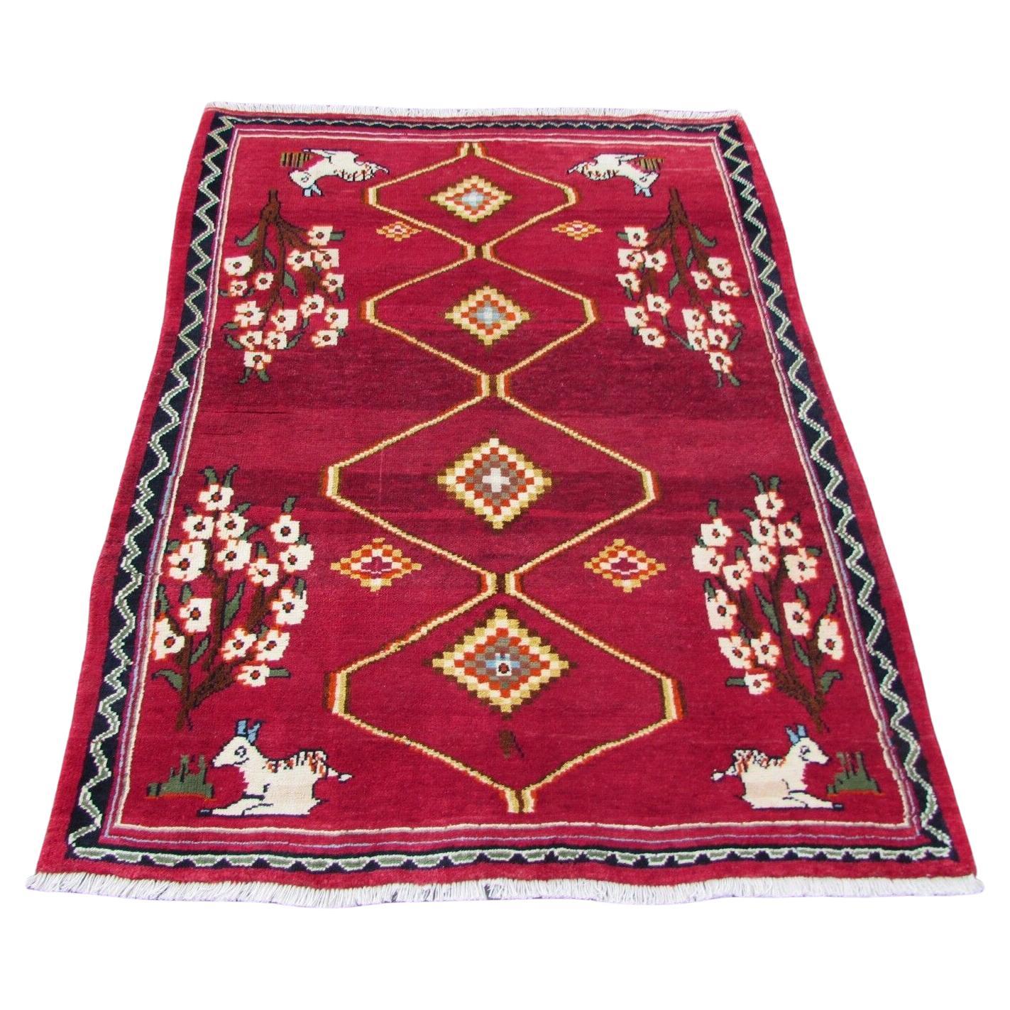 Handgefertigter roter Gabbeh-Teppich im persischen Vintage-Stil 4.1' x 5.3', 1970er Jahre, 1Q60 im Angebot
