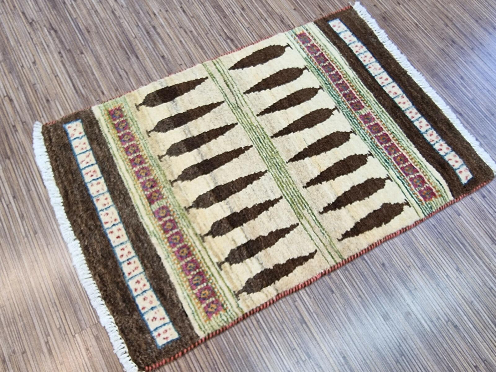 Handmade Vintage Persian Style Gabbeh Rug 1.8' x 2.8', 1980s - 1D121 In Good Condition For Sale In Bordeaux, FR