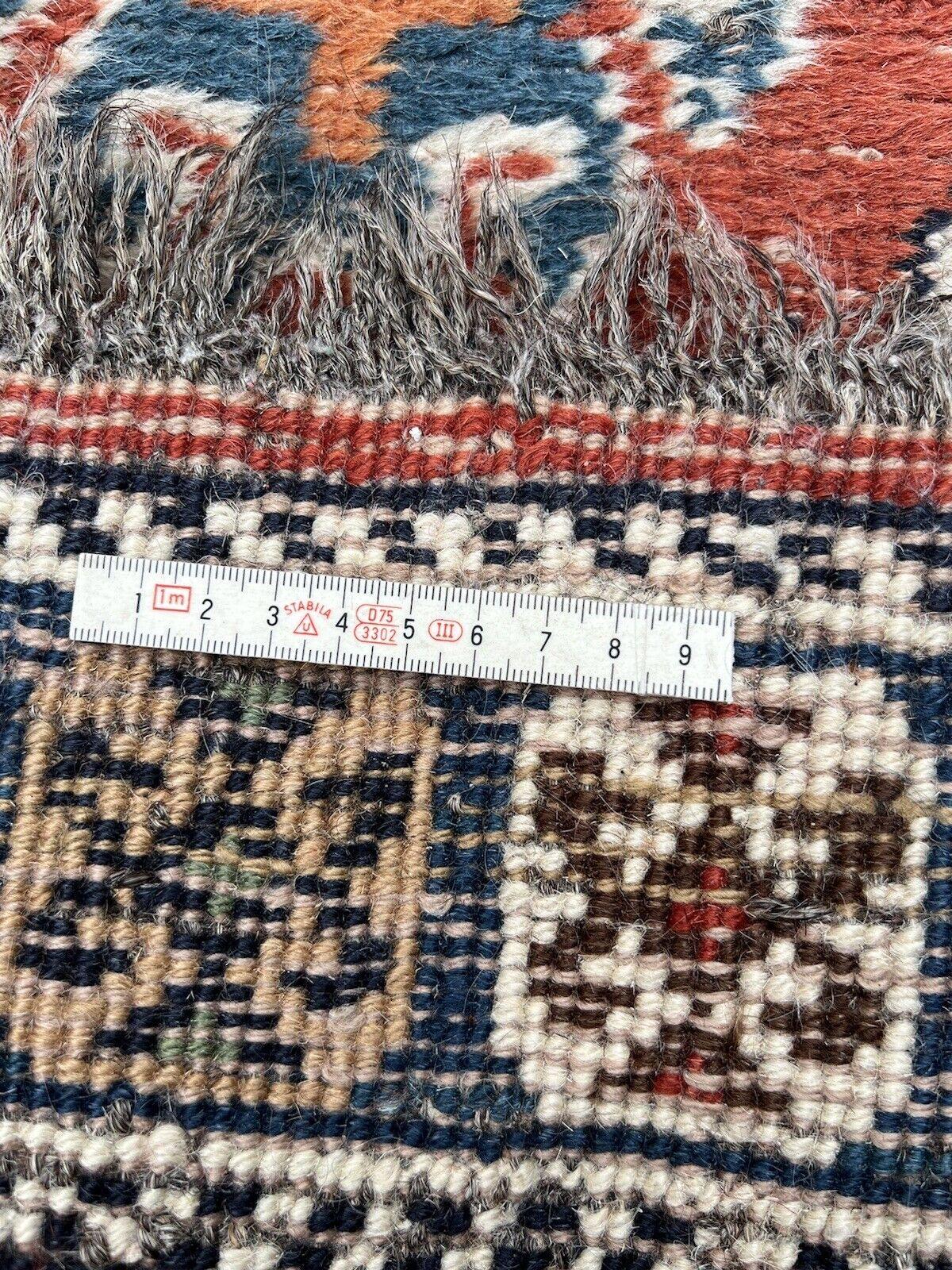 Lassen Sie sich von dem rustikalen Charme unseres handgefertigten Gabbeh-Teppichs im persischen Vintage-Stil verzaubern. Dieses authentische Stück aus den 1970er Jahren ist ein Zeugnis der reichen Tradition der persischen Teppichherstellung und