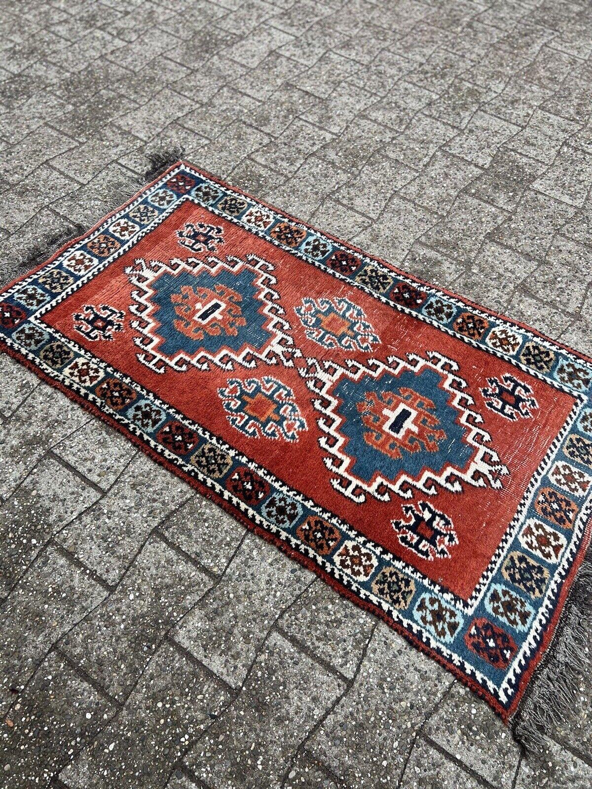 Handgefertigter Gabbeh-Teppich im persischen Vintage-Stil 2.4' x 4.4', 1970er Jahre - 1S29 im Angebot 1