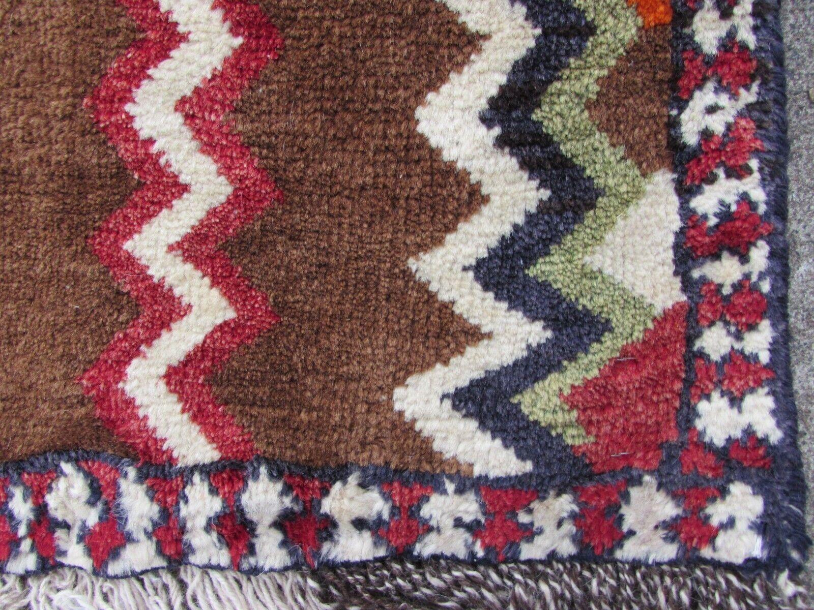 Mit diesem handgefertigten Gabbeh-Teppich im persischen Vintage-Stil bringen Sie einen Hauch von Wärme und zeitloser Eleganz in Ihren Wohnraum. Dieser in den 1970er Jahren gefertigte Teppich ist mit seinem exquisiten Design und seiner Qualität eine