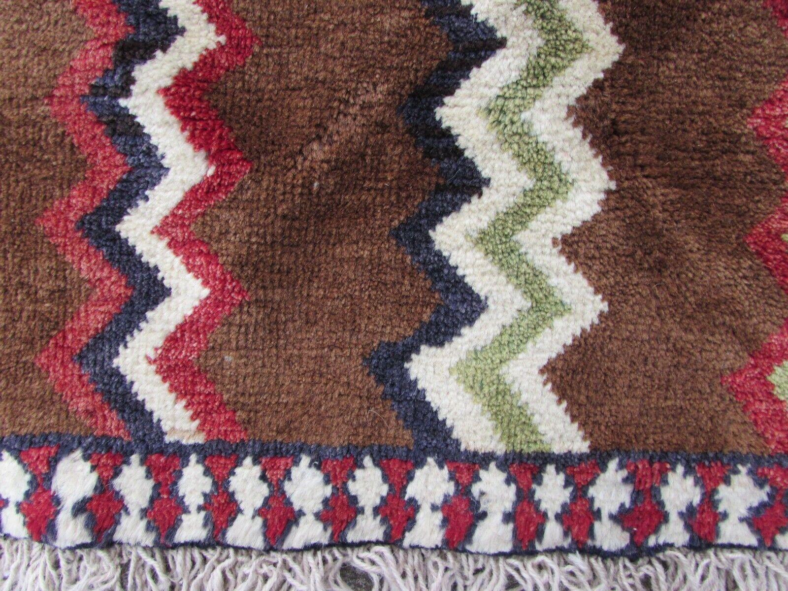 Handgefertigter Gabbeh-Teppich im persischen Vintage-Stil 3.1' x 4,5', 1970er Jahre - 1Q70 (Französisch) im Angebot