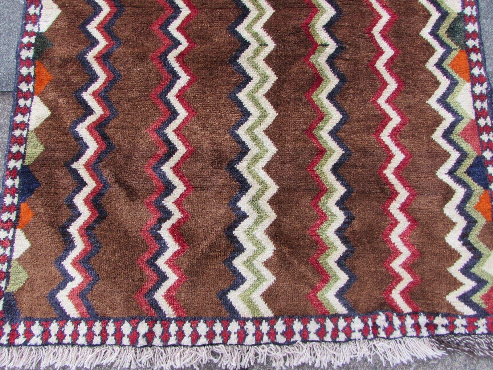 Handgefertigter Gabbeh-Teppich im persischen Vintage-Stil 3.1' x 4,5', 1970er Jahre - 1Q70 im Angebot 1