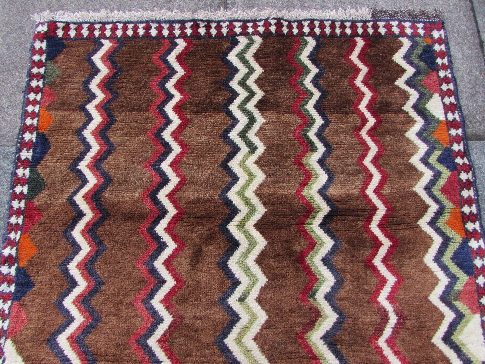 Handgefertigter Gabbeh-Teppich im persischen Vintage-Stil 3.1' x 4,5', 1970er Jahre - 1Q70 im Angebot 2