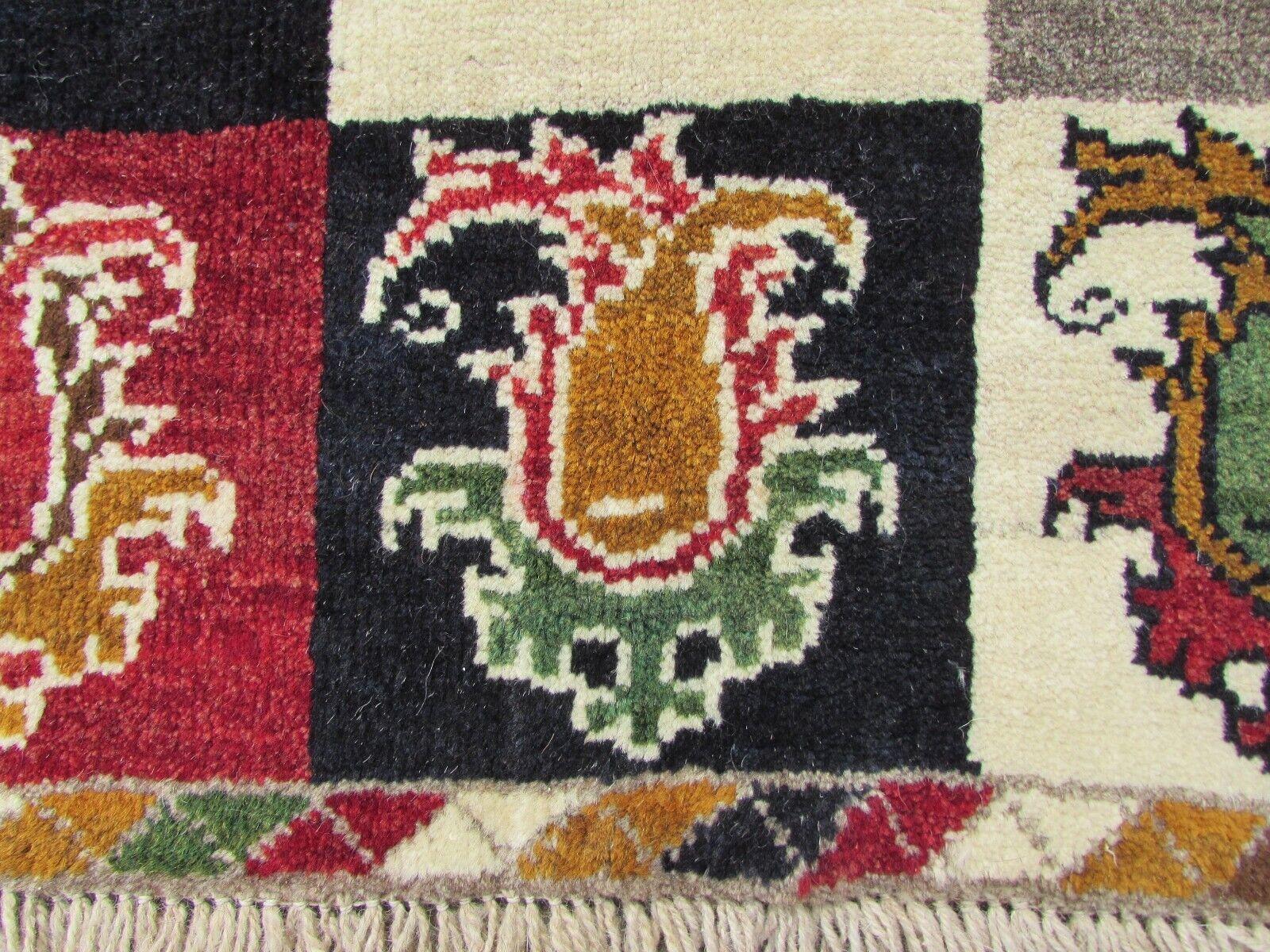 Handgefertigter Gabbeh-Teppich im persischen Stil im Vintage-Stil 3.1' x 4.9', 1970er Jahre, 1Q43 im Angebot 3