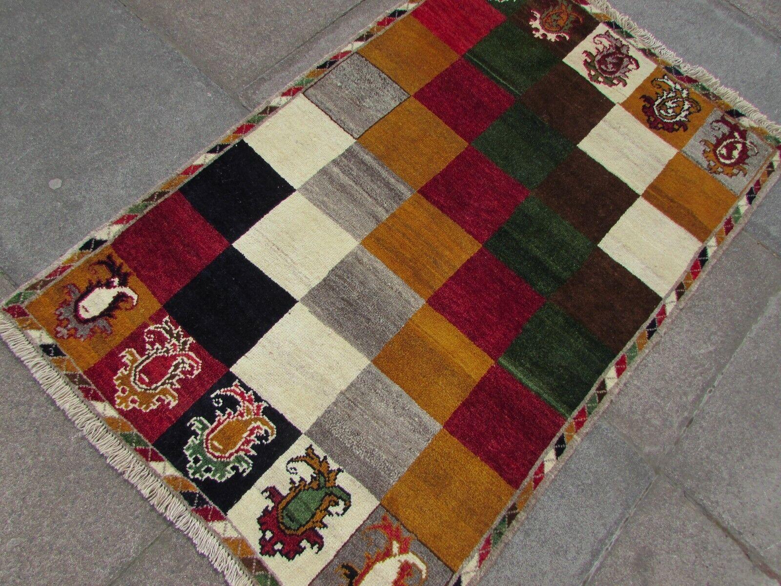 Dieser handgefertigte Gabbeh-Teppich im persischen Vintage-Stil ist ein schönes Zeugnis der traditionellen persischen Handwerkskunst. Der mit Sorgfalt und Geschick gefertigte Teppich verkörpert das Wesen der persischen Teppichkunst.

Wesentliche