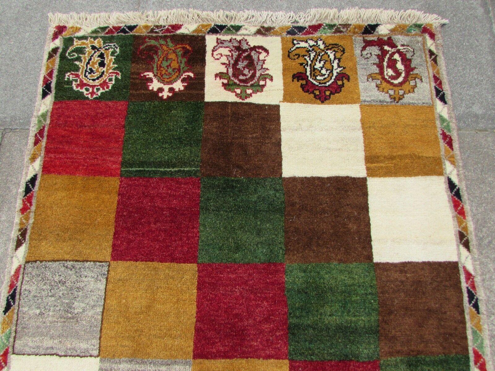 Handgefertigter Gabbeh-Teppich im persischen Stil im Vintage-Stil 3.1' x 4.9', 1970er Jahre, 1Q43 (Französisch) im Angebot
