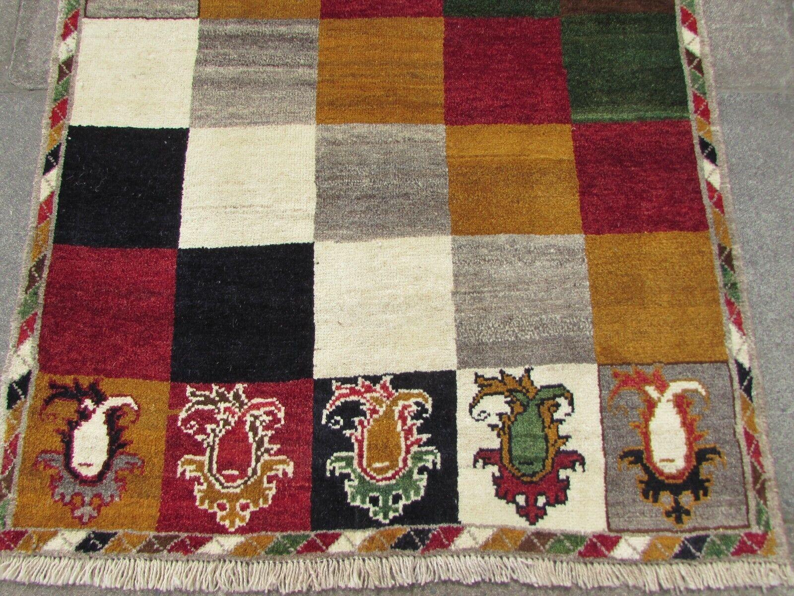 Handgefertigter Gabbeh-Teppich im persischen Stil im Vintage-Stil 3.1' x 4.9', 1970er Jahre, 1Q43 (Handgeknüpft) im Angebot