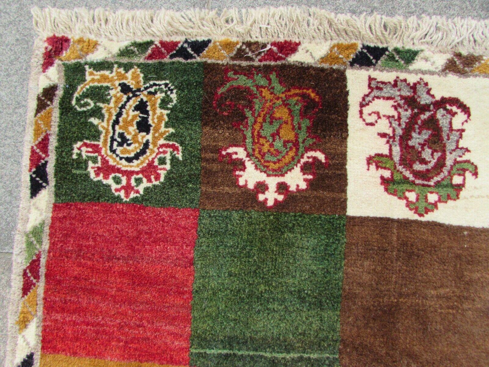Handgefertigter Gabbeh-Teppich im persischen Stil im Vintage-Stil 3.1' x 4.9', 1970er Jahre, 1Q43 im Zustand „Gut“ im Angebot in Bordeaux, FR