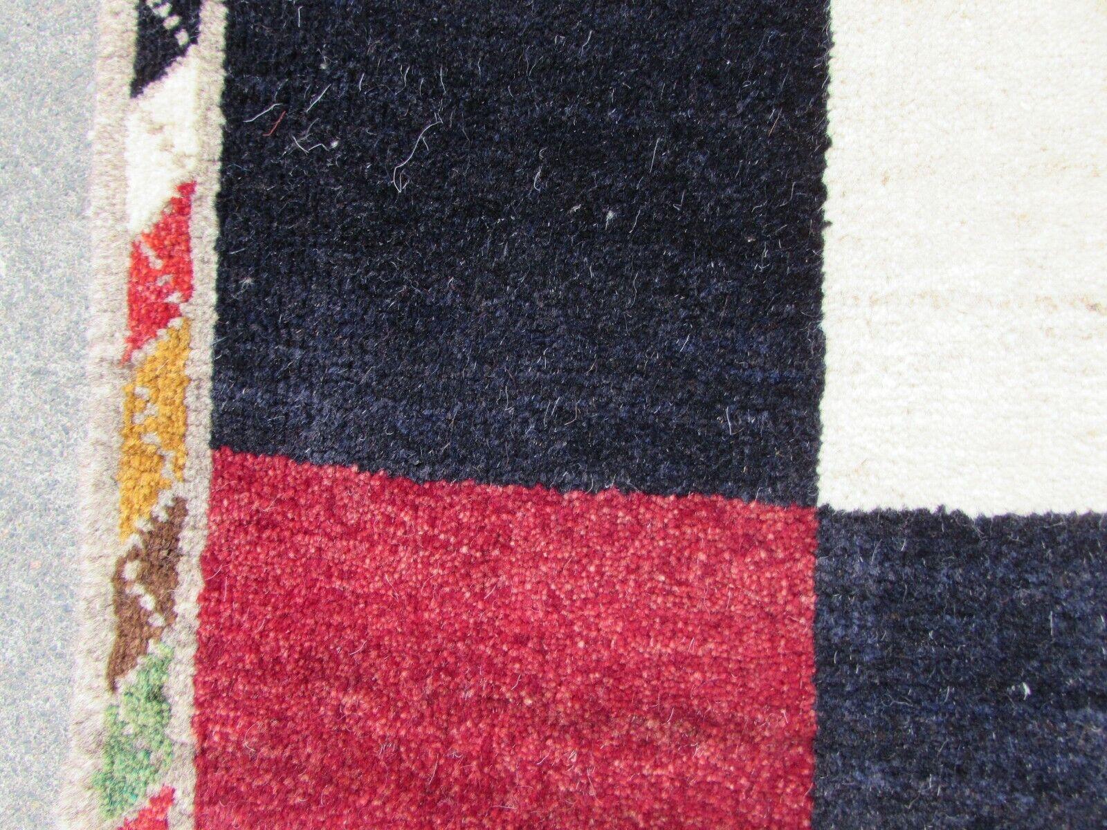 Handgefertigter Gabbeh-Teppich im persischen Stil im Vintage-Stil 3.1' x 4.9', 1970er Jahre, 1Q43 im Angebot 2