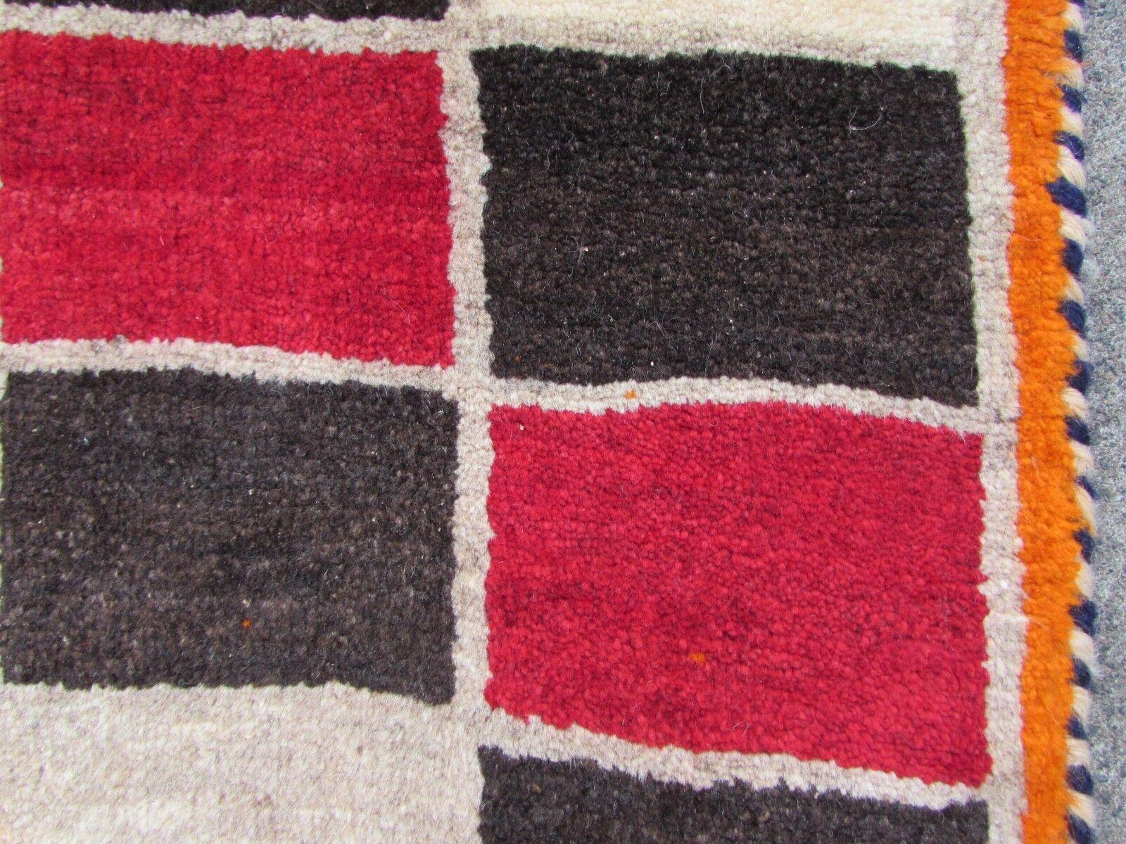 Handgefertigter Gabbeh-Teppich im persischen Stil im Vintage-Stil 3.4' x 5.9', 1970er Jahre, 1Q44 im Angebot 3