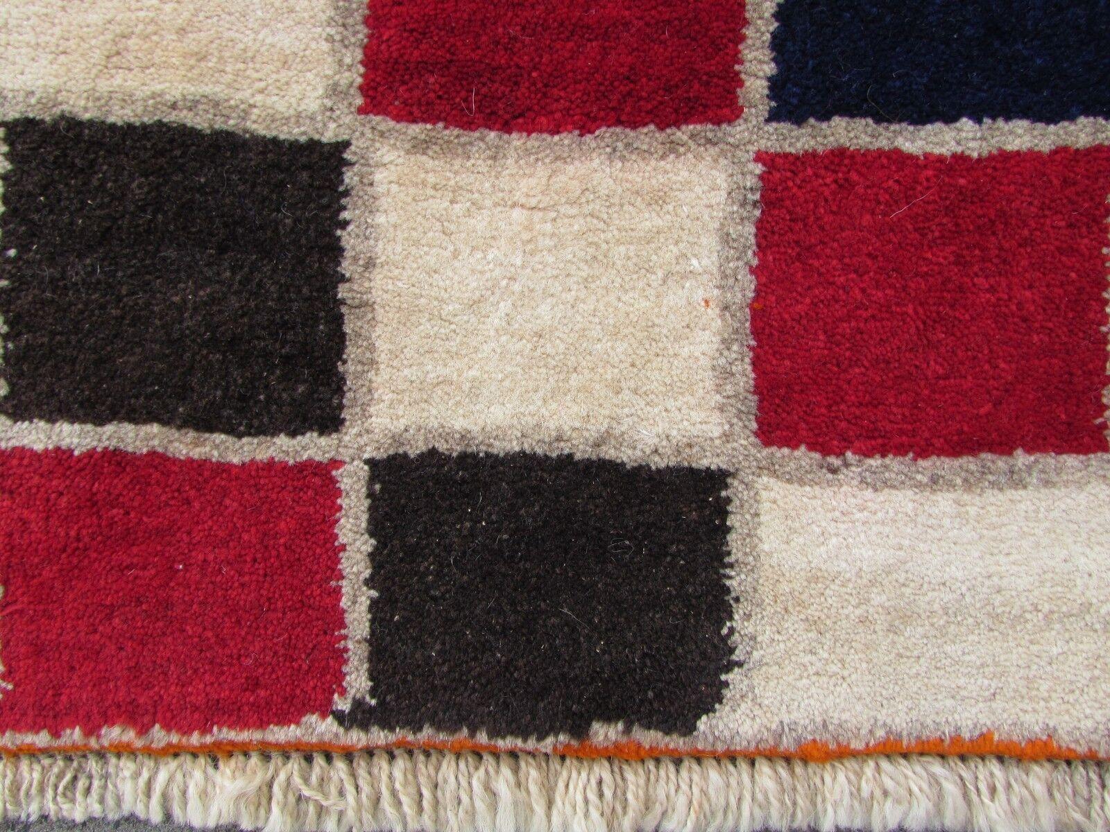 Handgefertigter Gabbeh-Teppich im persischen Stil im Vintage-Stil 3.4' x 5.9', 1970er Jahre, 1Q44 im Angebot 4