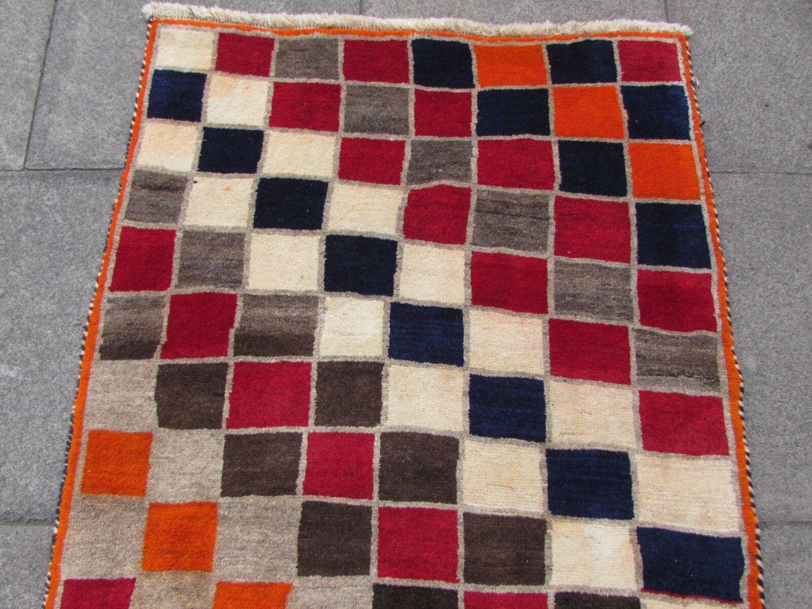 Handgefertigter Gabbeh-Teppich im persischen Stil im Vintage-Stil 3.4' x 5.9', 1970er Jahre, 1Q44 (Französisch) im Angebot