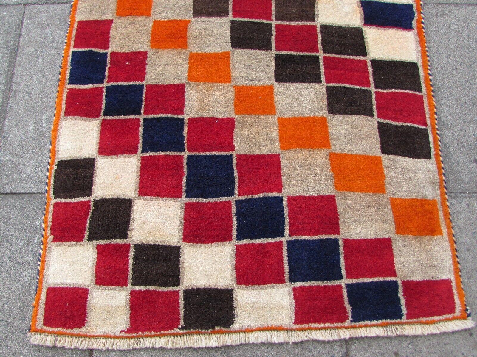 Handgefertigter Gabbeh-Teppich im persischen Stil im Vintage-Stil 3.4' x 5.9', 1970er Jahre, 1Q44 (Handgeknüpft) im Angebot