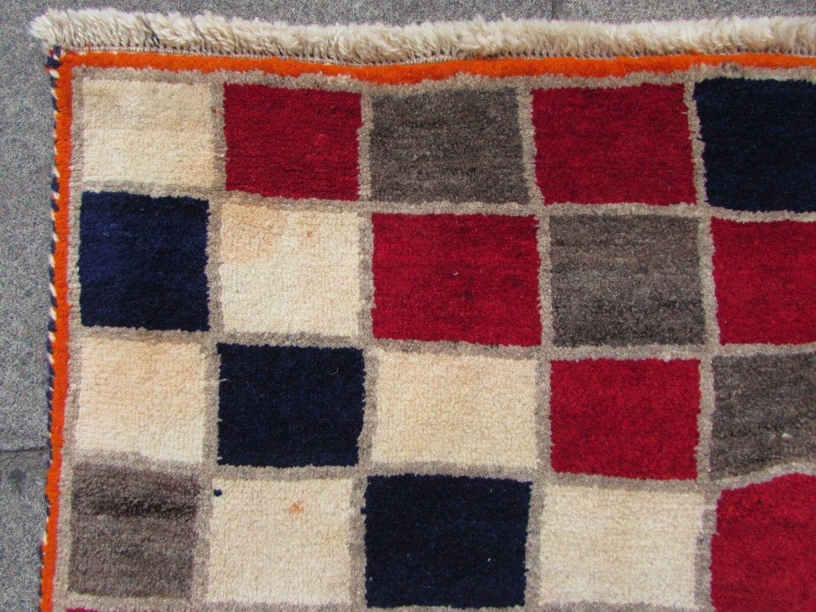 Handgefertigter Gabbeh-Teppich im persischen Stil im Vintage-Stil 3.4' x 5.9', 1970er Jahre, 1Q44 im Zustand „Gut“ im Angebot in Bordeaux, FR