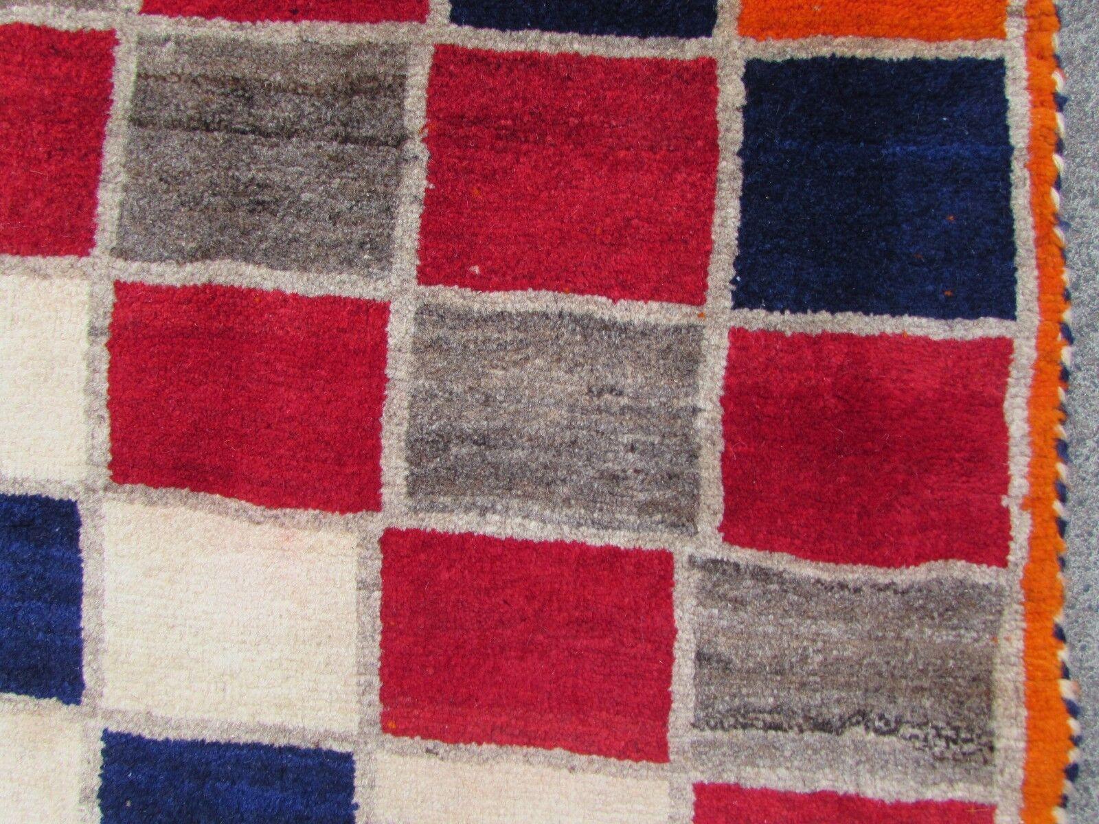 Handgefertigter Gabbeh-Teppich im persischen Stil im Vintage-Stil 3.4' x 5.9', 1970er Jahre, 1Q44 (Ende des 20. Jahrhunderts) im Angebot