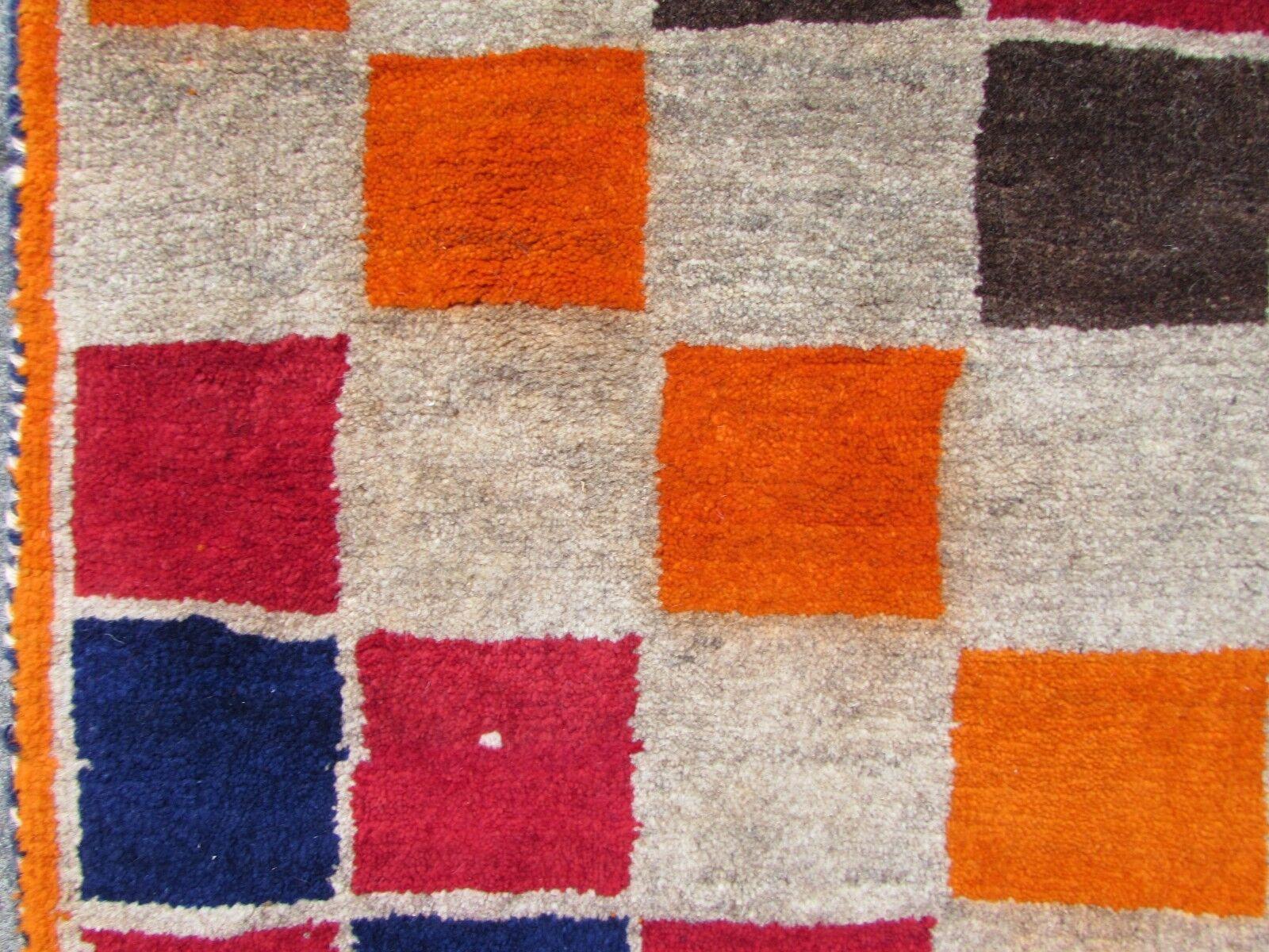 Handgefertigter Gabbeh-Teppich im persischen Stil im Vintage-Stil 3.4' x 5.9', 1970er Jahre, 1Q44 im Angebot 1