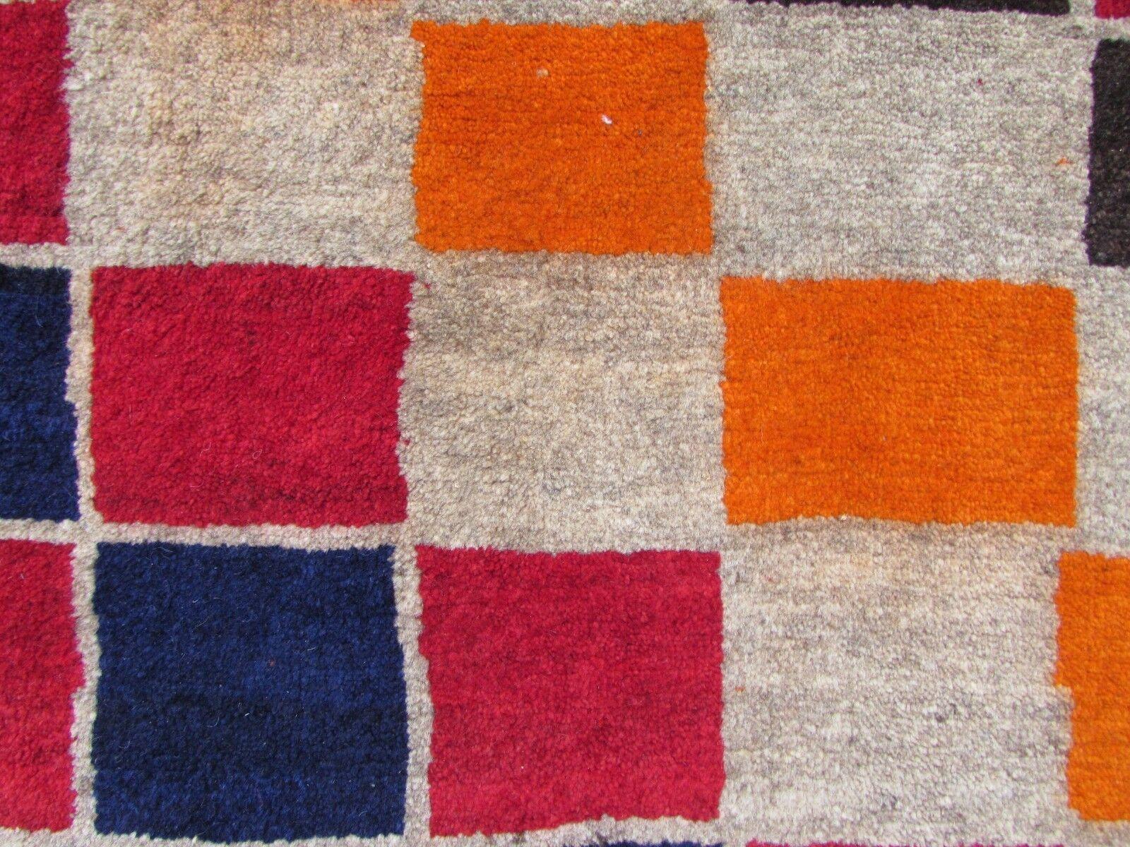 Handgefertigter Gabbeh-Teppich im persischen Stil im Vintage-Stil 3.4' x 5.9', 1970er Jahre, 1Q44 im Angebot 2