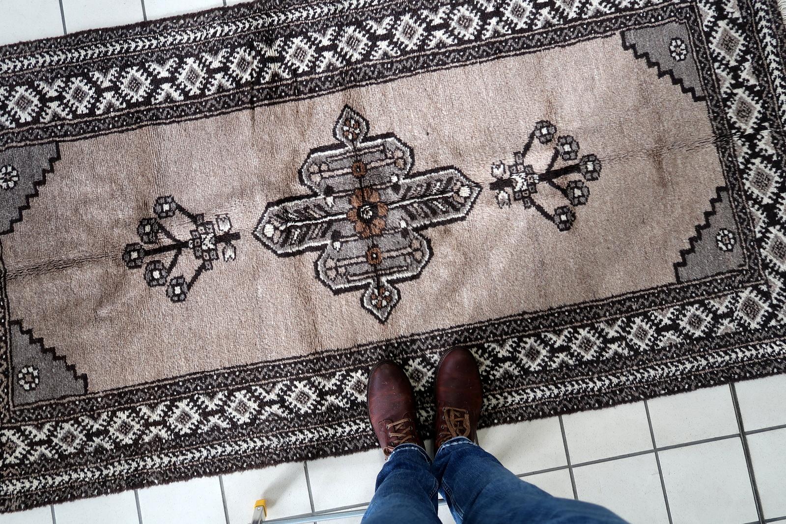 Handgefertigter Gabbeh-Teppich im persischen Stil im Vintage-Stil  3,6' x 7', 1970er Jahre - 1C1133 im Angebot 4