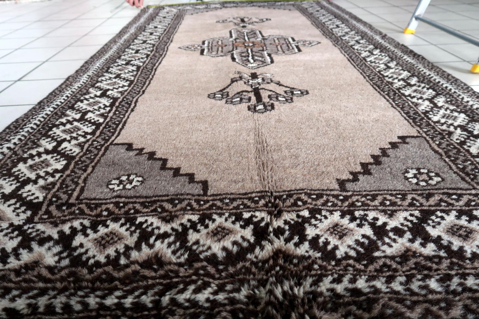 Handgefertigter Gabbeh-Teppich im persischen Stil im Vintage-Stil  3,6' x 7', 1970er Jahre - 1C1133 im Angebot 6