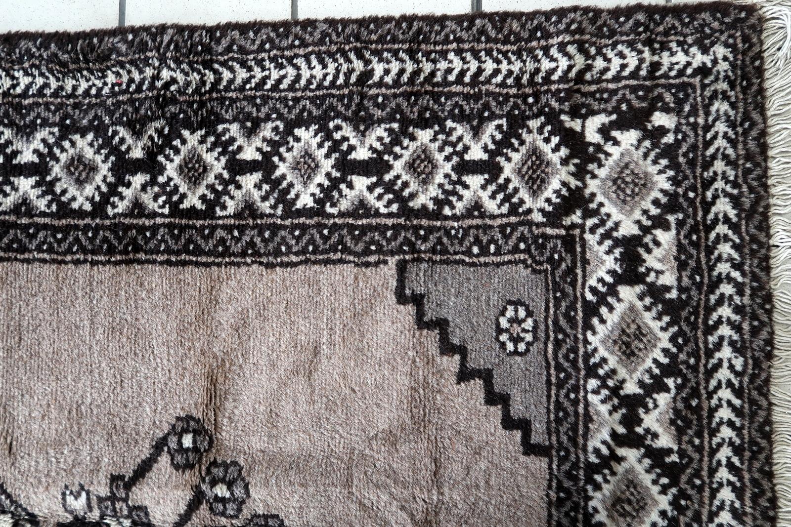 Handgefertigter Gabbeh-Teppich im persischen Vintage-Stil aus den 1970er Jahren:

Abmessungen:
Größe: 3,6' x 7' (111cm x 214cm)
Form: Rechteckig
MATERIAL und Zustand:
Dieser Teppich ist aus hochwertiger Wolle gefertigt, die sowohl strapazierfähig