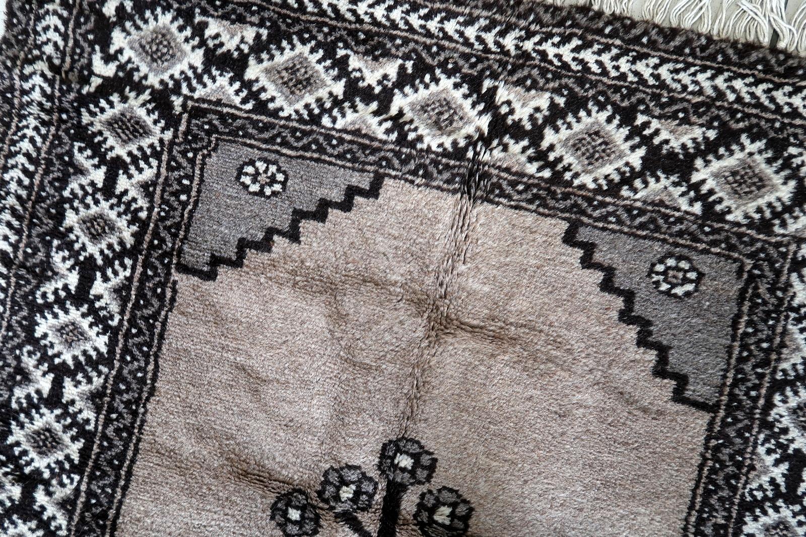 Handgefertigter Gabbeh-Teppich im persischen Stil im Vintage-Stil  3,6' x 7', 1970er Jahre - 1C1133 (Handgeknüpft) im Angebot