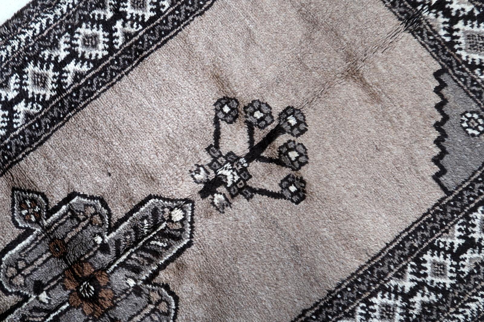 Handgefertigter Gabbeh-Teppich im persischen Stil im Vintage-Stil  3,6' x 7', 1970er Jahre - 1C1133 (Ende des 20. Jahrhunderts) im Angebot