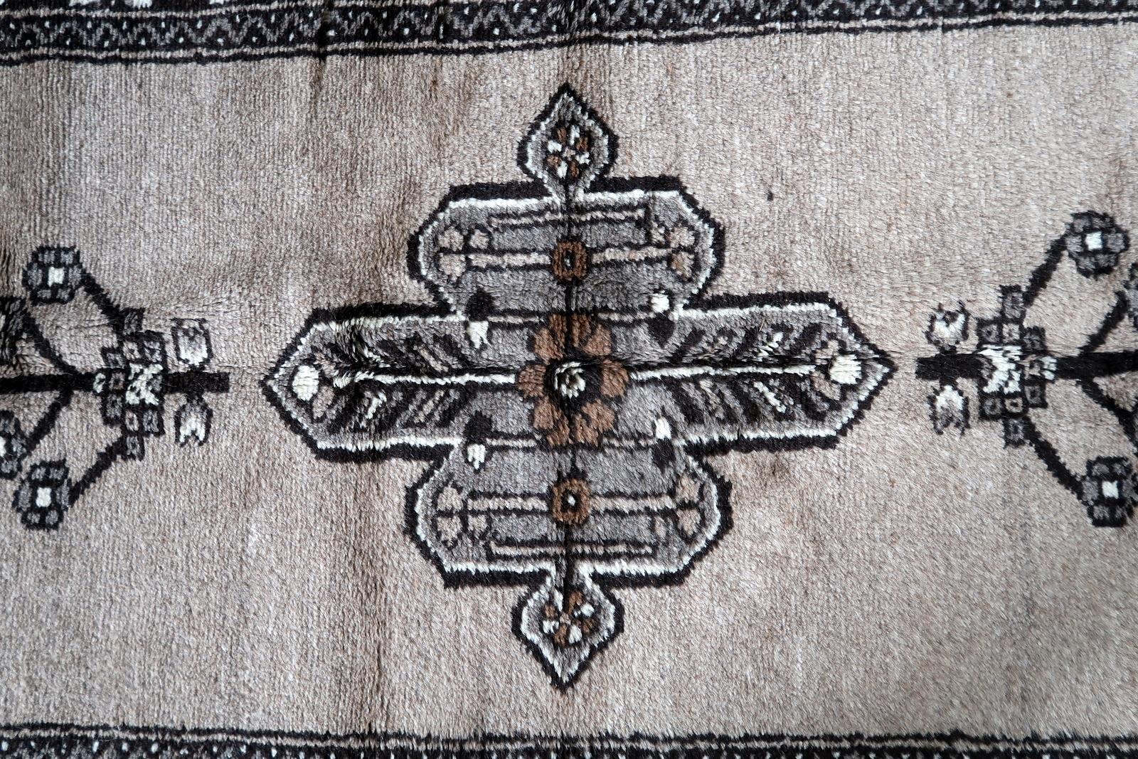 Handgefertigter Gabbeh-Teppich im persischen Stil im Vintage-Stil  3,6' x 7', 1970er Jahre - 1C1133 (Wolle) im Angebot
